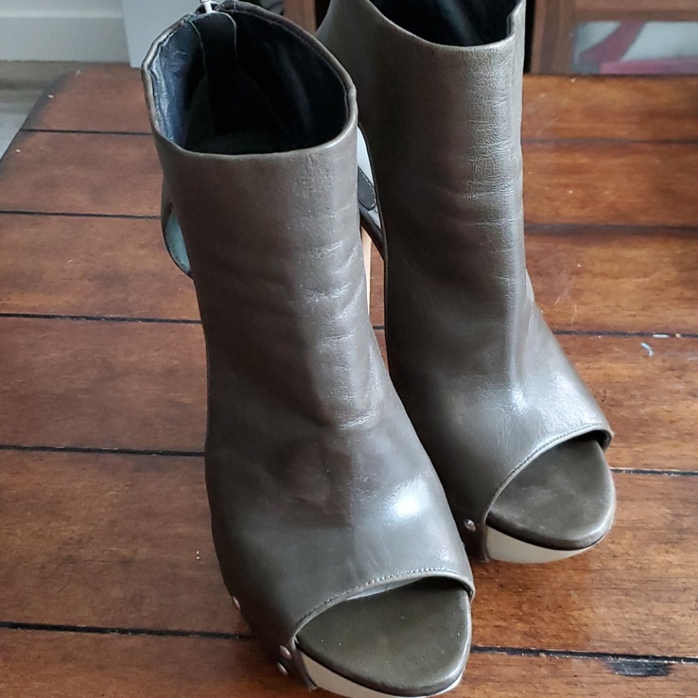 Women's Shoes Size 10